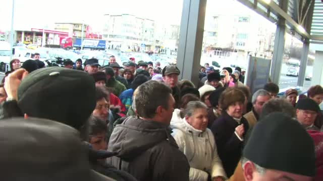 Operatiunea "dinti contra tigai", episodul Craiova. Imagini incredibile din fata unui magazin. VIDEO