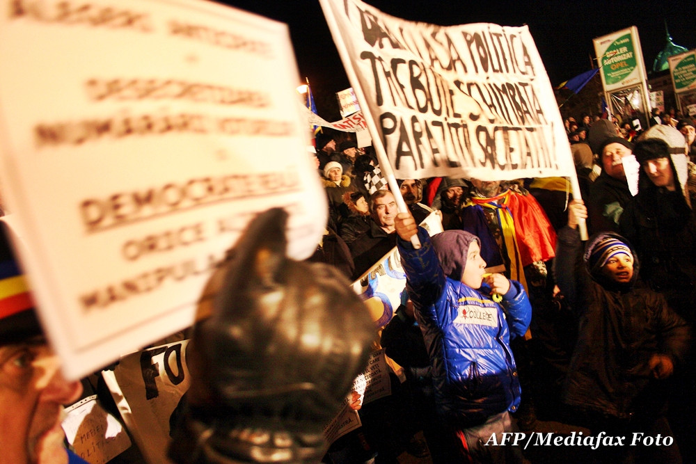 Scena care a incins spiritele in Piata Universitatii. Ce scria pe pancarta vinovata VIDEO