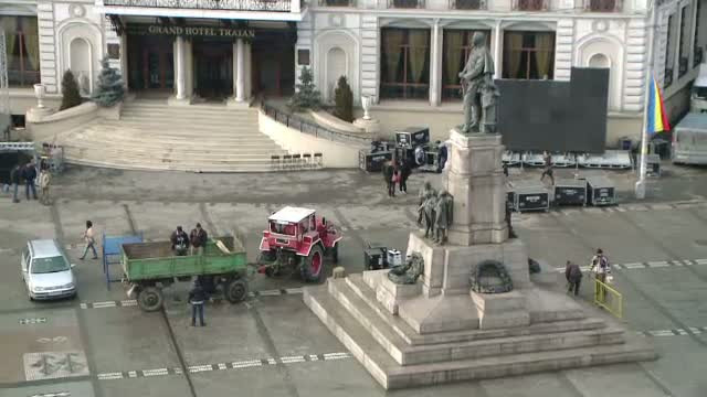 Mii de oameni au participat la manifestarile de la Iasi. Ponta si Antonescu au jucat Hora Unirii
