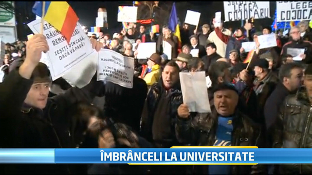 A 11-a zi de proteste. Manifestantii s-au imbrancit la Universitate. Mesajul militarului protestatar