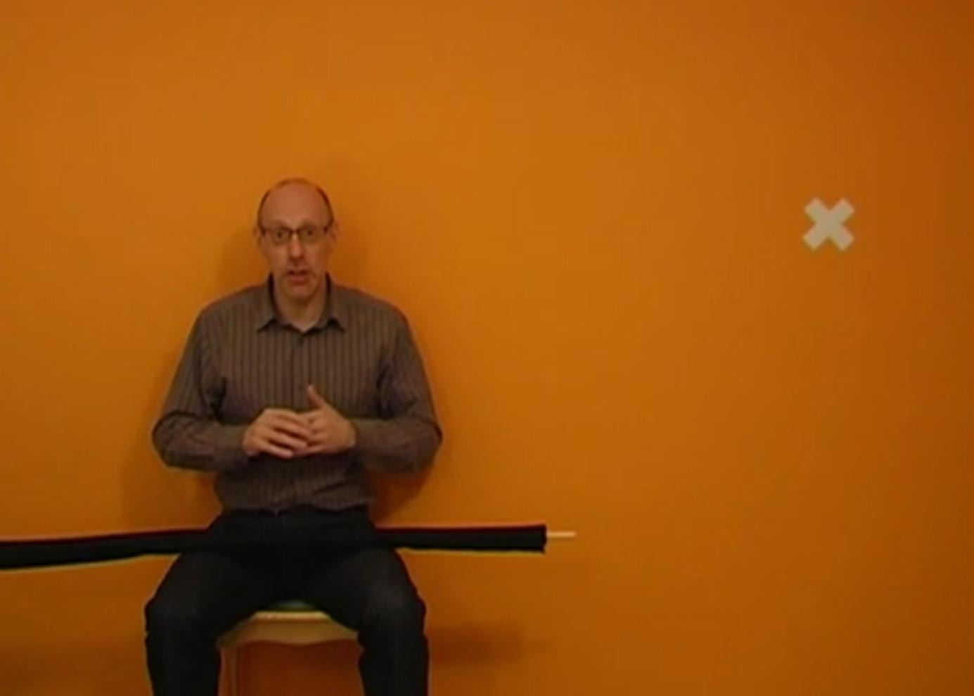 Crezi ca iti cunosti ochii? Acopera-ti ochiul drept si priveste cu atentie in X-ul de pe perete