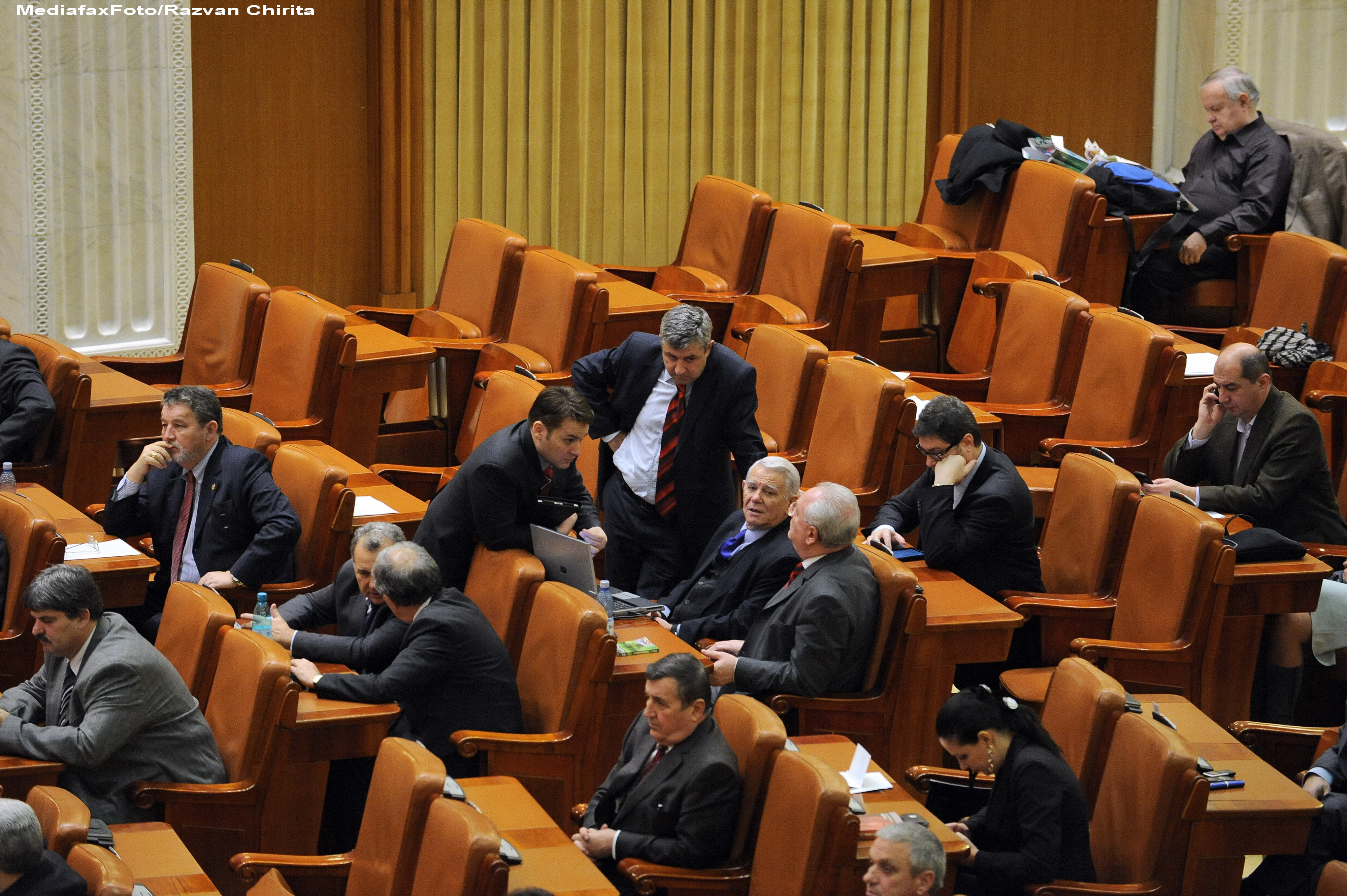 Demisiile unor parlamentari nu duc la anticipate, ci la organizarea de alegeri partiale