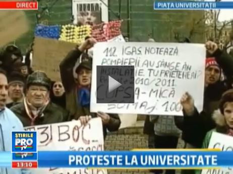 Protestele continua in Piata Universitatii. Frigul a mai redus din numarul manifestantilor