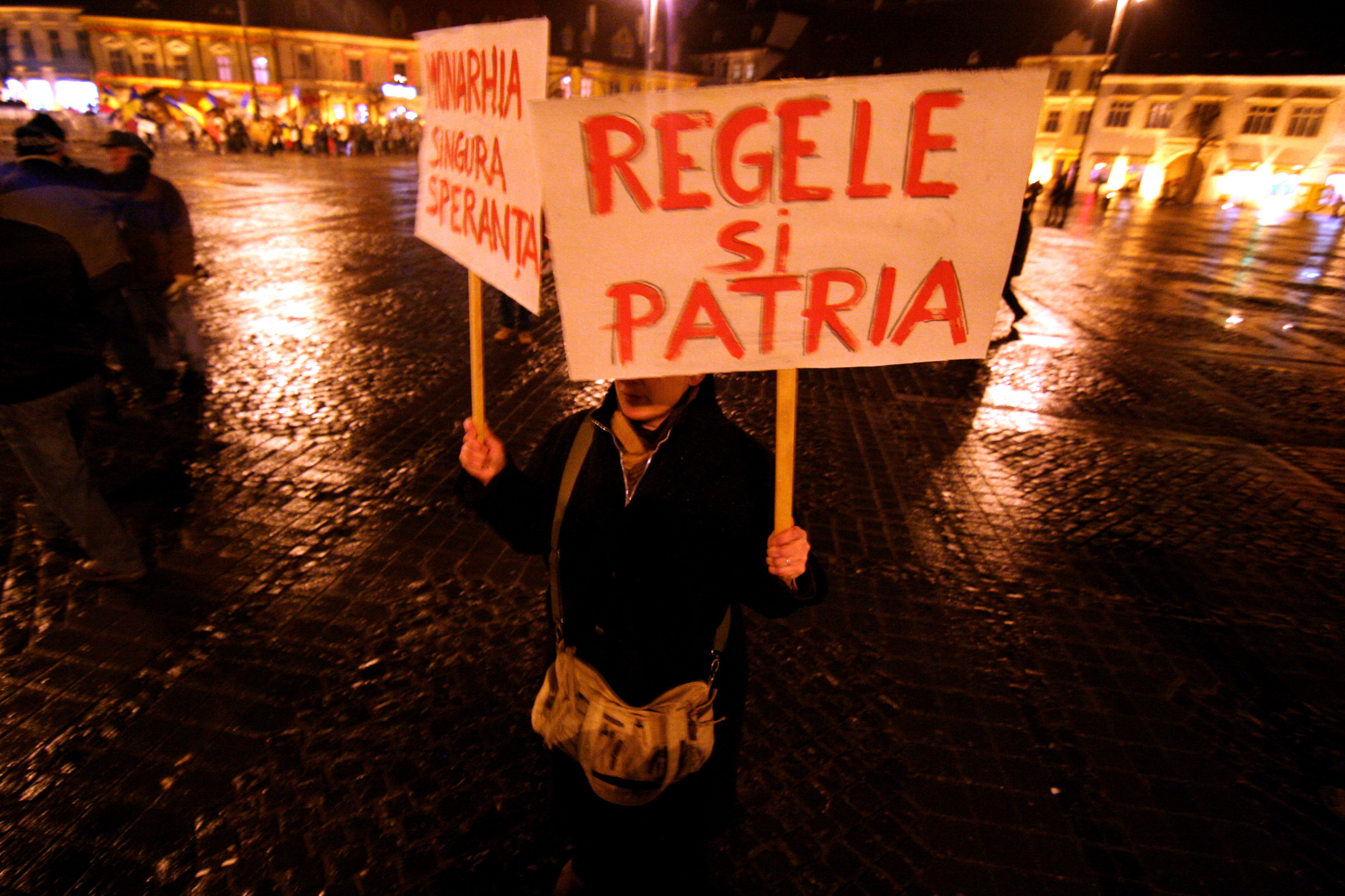 "Premierul face apel la unitate, in timp ce mii de persoane protesteaza". Ziua 12 in presa straina