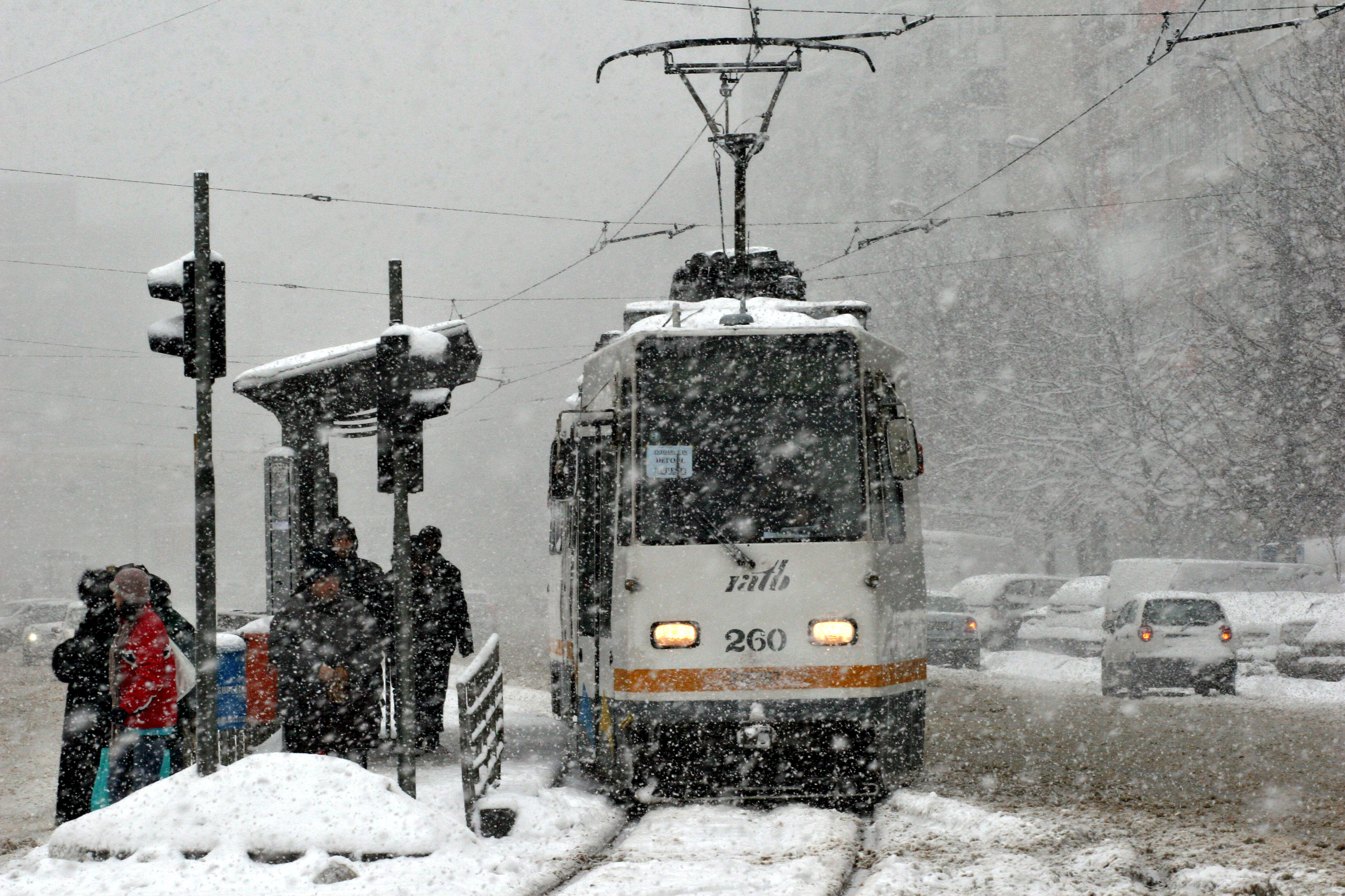 Troleibuzele nu circula in zona Universitatii. RATB anunta intarzieri pe toate liniile
