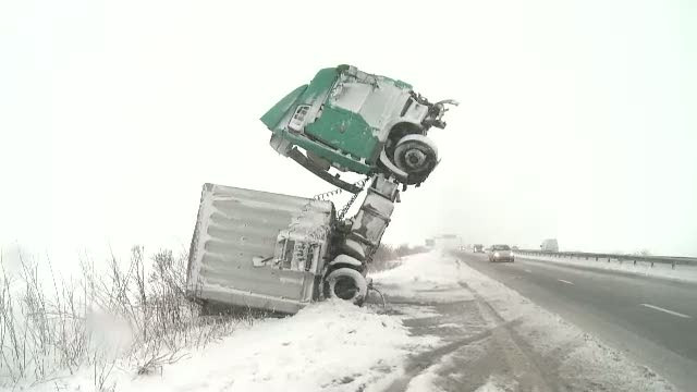 Soferii de TIR, protagonistii unor cascadorii fara voie, din cauza zapezii