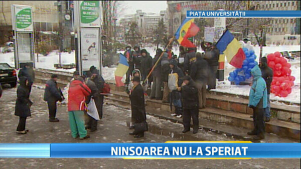 A 13-a zi de proteste in Piata Universitatii. 200 de bucuresteni au infruntat ninsoarea