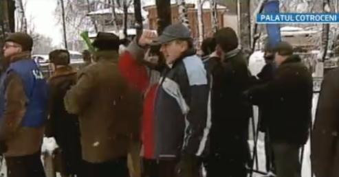 Doar cativa oameni au venit la protestul militarilor disponibilizati de la Cotroceni