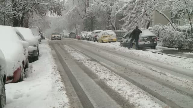VEZI, LIVE, ninsoarea care inchide scolile din Capitala. Cursurile vor fi suspendate maine