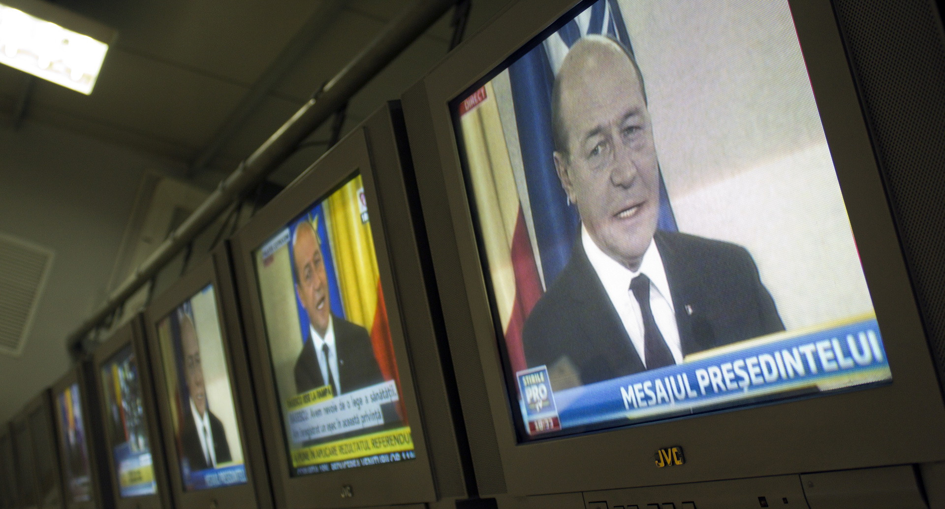 Traian Basescu, intrebat de demisie: "Presedintii nu pot sa demisioneze in perioade de criza". VIDEO