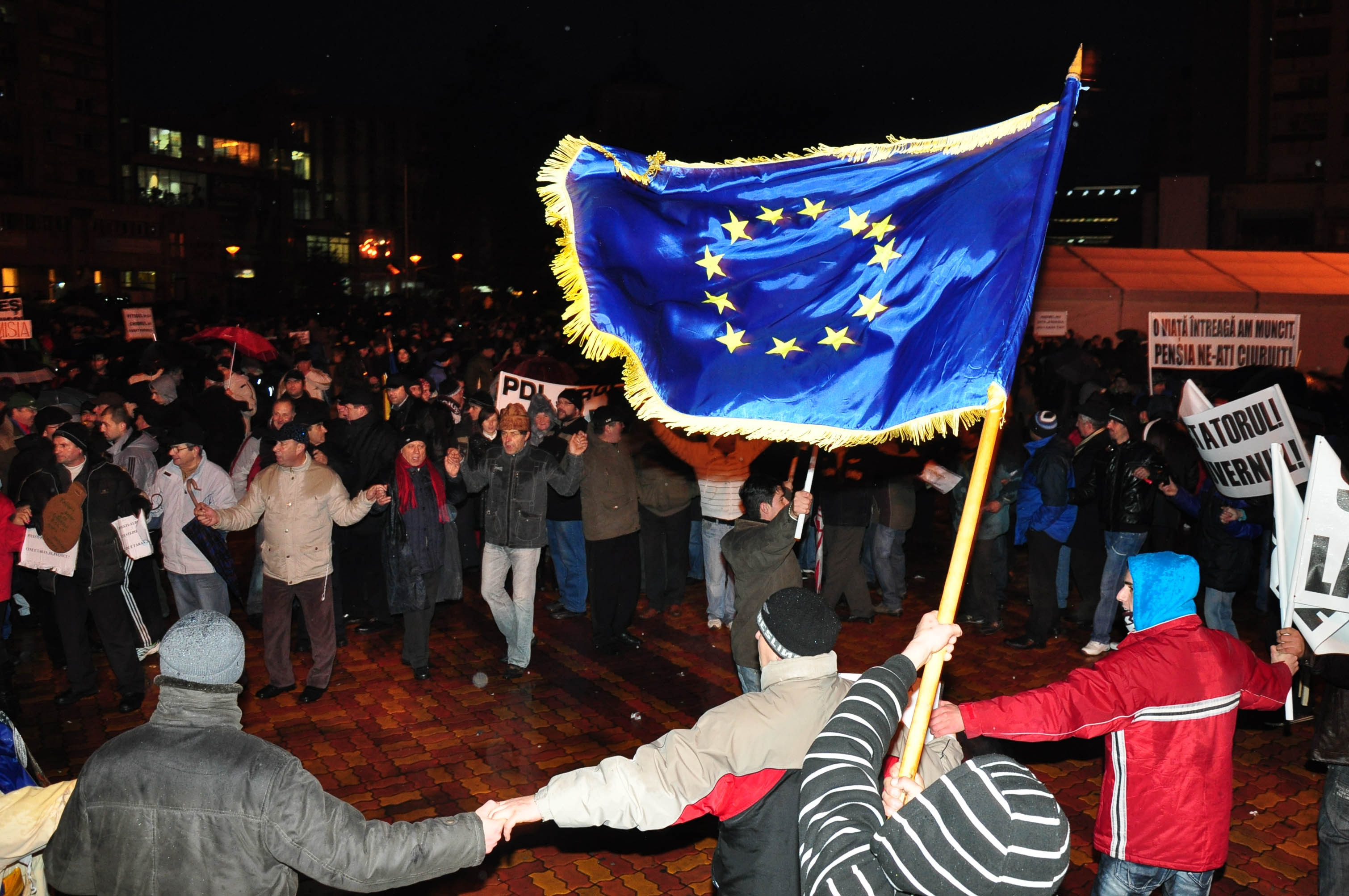 Vremea rea nu i-a speriat pe oameni. Si-au continuat miercuri protestul impotriva guvernantilor