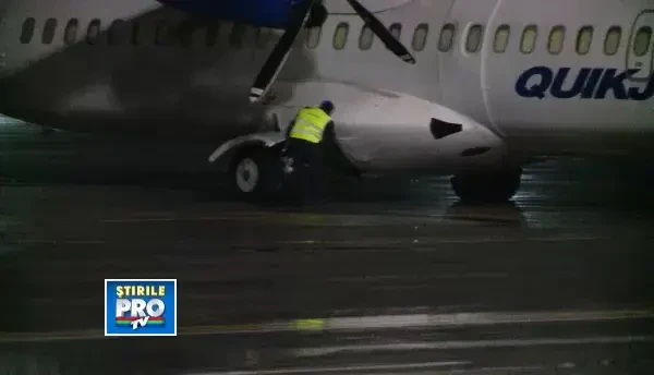 Un avion a lovit doi stalpi de iluminat pe aeroportul din Timisoara. Pilotul a ignorat indicatiile