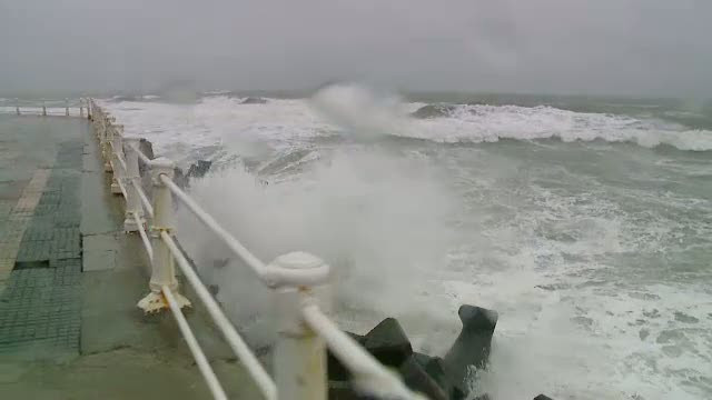 Furtuna puternica pe litoral. Porturile sunt inchise, iar drumurile blocate