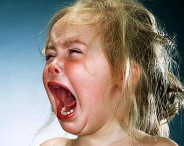 Motivul uluitor pentru care o familie risca evacuarea: Copilul plange ca "un motor de motocicleta"