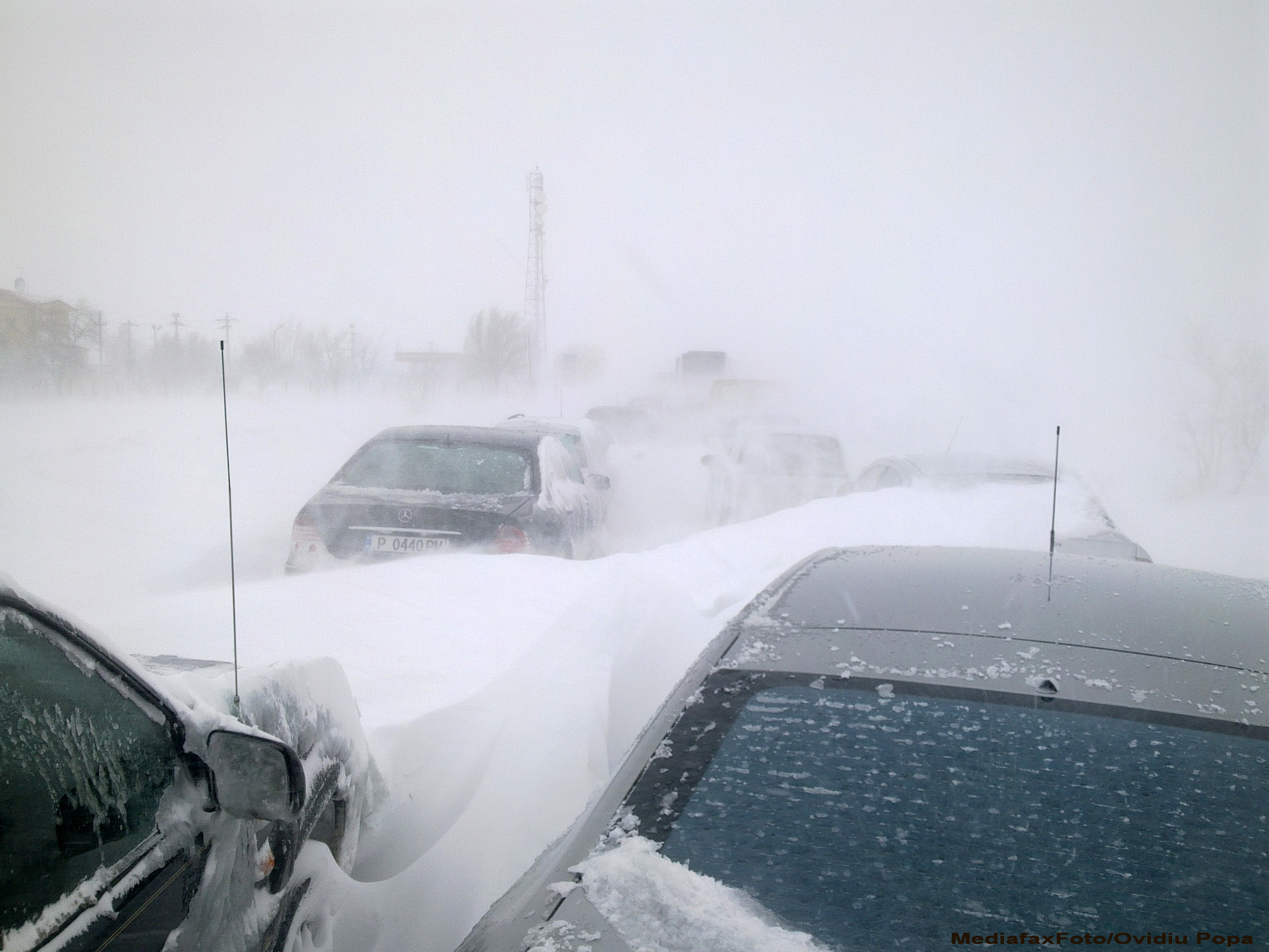 Zapezile din ultimele zile au dat peste cap si aprovizionarea magazinelor. Sute de TIR-uri, blocate