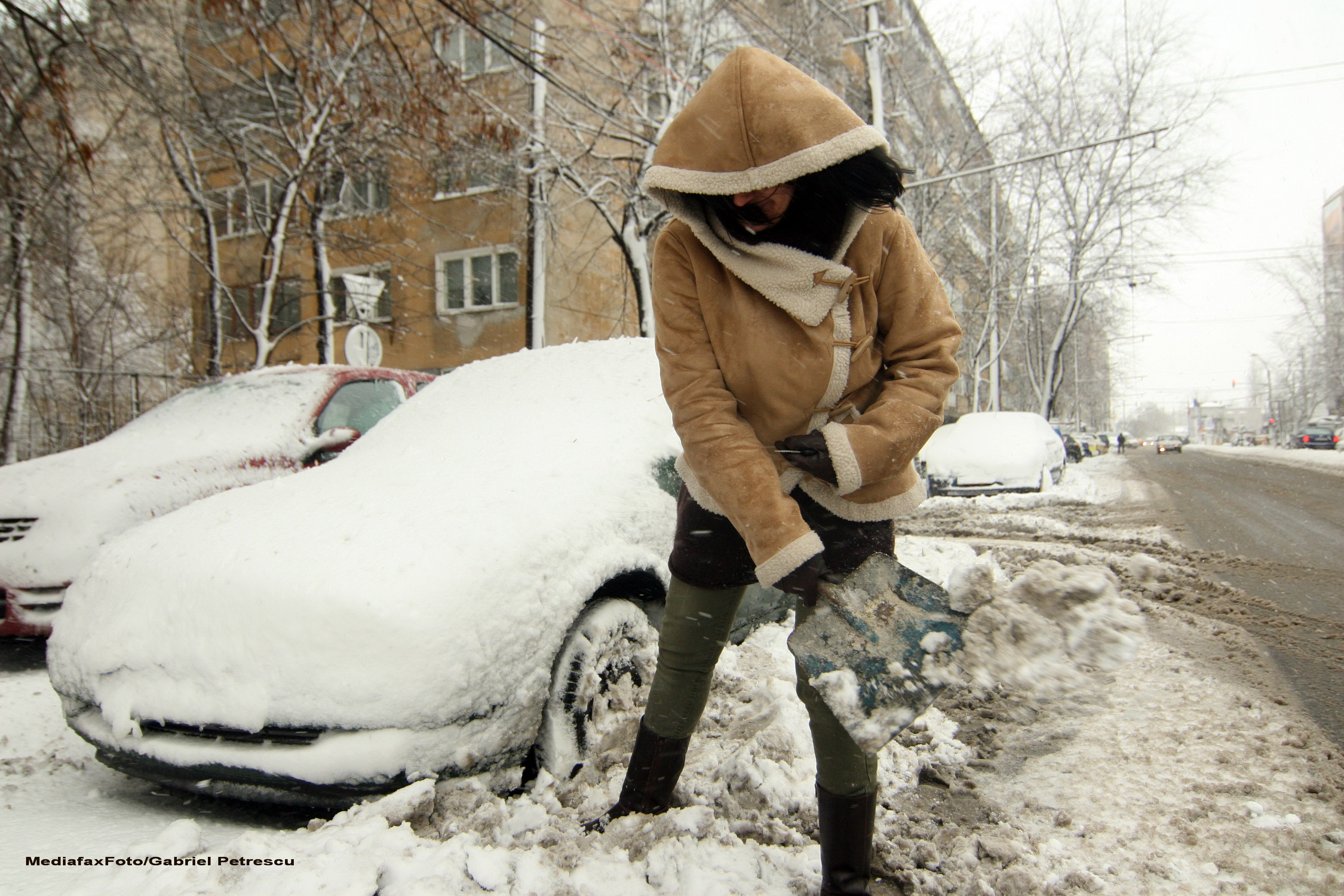 Ninsorile continua, dar zonele ingropate in nameti nu vor mai fi afectate. Prognoza meteo