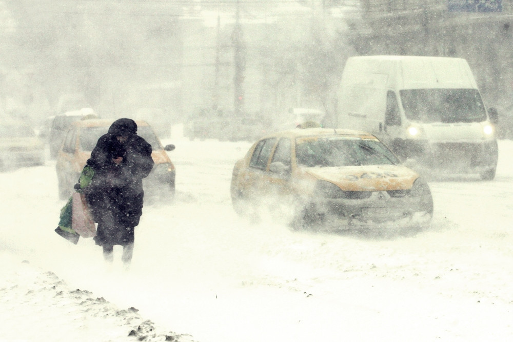 Furtuni de zapada in vestul tarii. Drumuri inchise si accidente grave produse din cauza viscolului