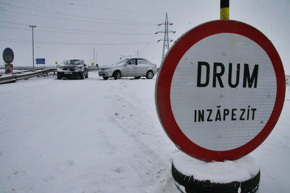 Uite cum curata militarii Autostrada Soarelui de zapada. Corespondentul Lavinia Petrea, relateaza