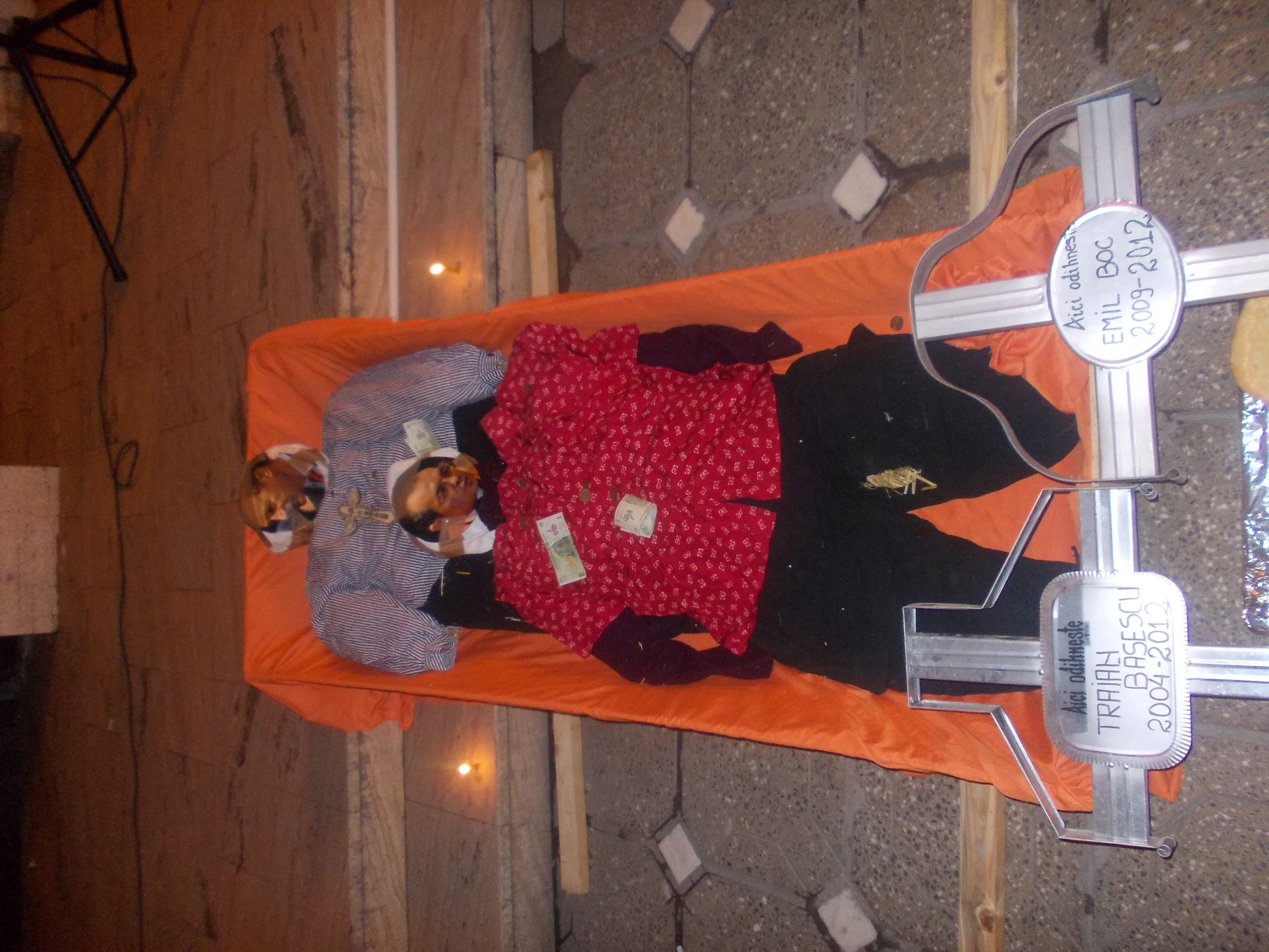 In a 14-a zi de proteste, manifestantii au adus in centru un sicriu