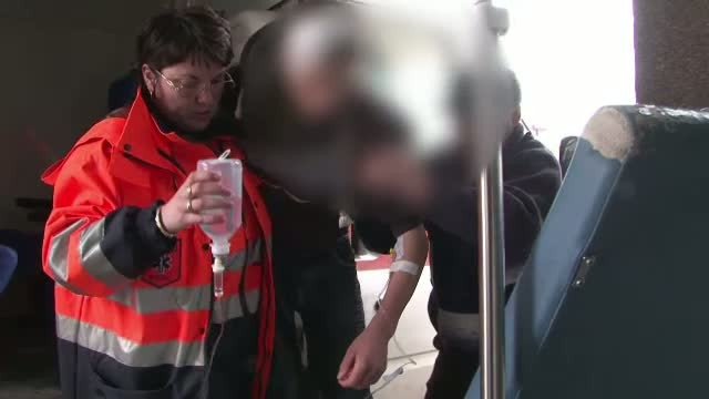 Bacau: Adolescent de 15 ani, snopit in bataie de tatal unei colege. "I-a dat in cap cu bata"