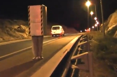 VIDEO. Cea mai tare farsa pe care poti sa o faci unui sofer. Pana te prinde politia...