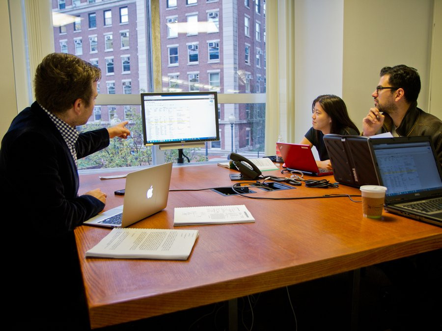 Salariu de incepator: 100.000 dolari/ an, 50.000 prima si actiuni de 120.000.Unde poti castiga banii