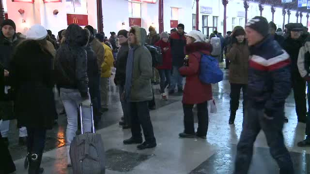 60 de curse CFR anulate din cauza zapezii.Traficul aerian pe aeroportul Otopeni se desfasoara normal