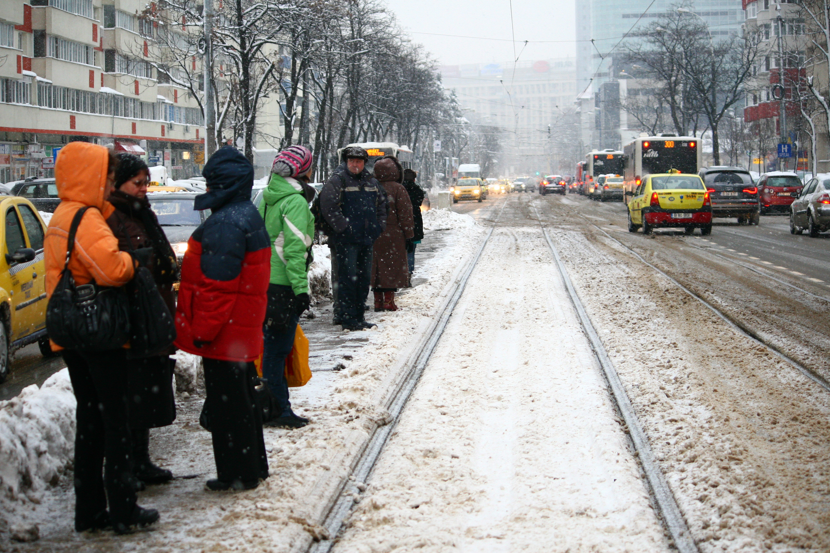 Trotuarele din Capitala, pericol pentru bucuresteni. Zapada si turturii au facut primele victime
