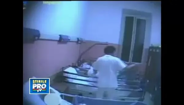 VIDEO SOCANT. Angajatii unui azil din Italia, printre care si o romanca, ii chinuiau pe batrani