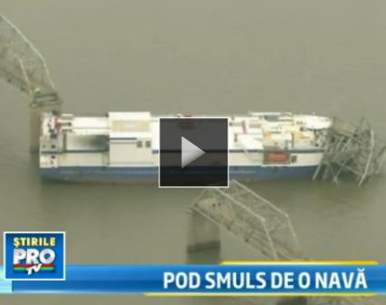 Un vapor care transporta echipamente NASA a rupt in doua un pod