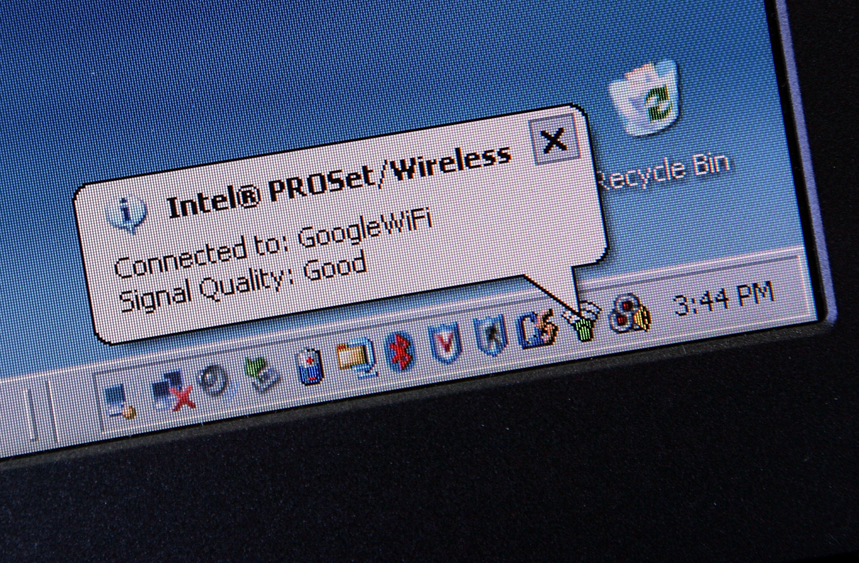 Vecinul tau poate citi aceasta stire de pe conexiunea TA la internet. Cum iti protejezi intimitatea