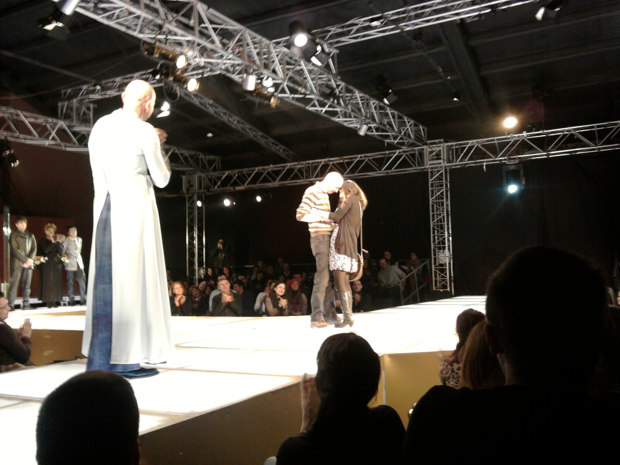 Poti ajuta un copil cu leucemie fiind spectator la o piesa de teatru. Afla cine sunt actorii