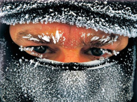 Cum ne imbracam si ce trebuie sa mancam ca sa facem fata gerului. Mituri spulberate de specialisti