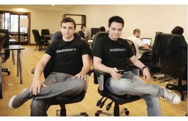 Interviu cu romanii "cumparati" de Twitter. Au refuzat salarii de 90.000 euro pentru propria afacere