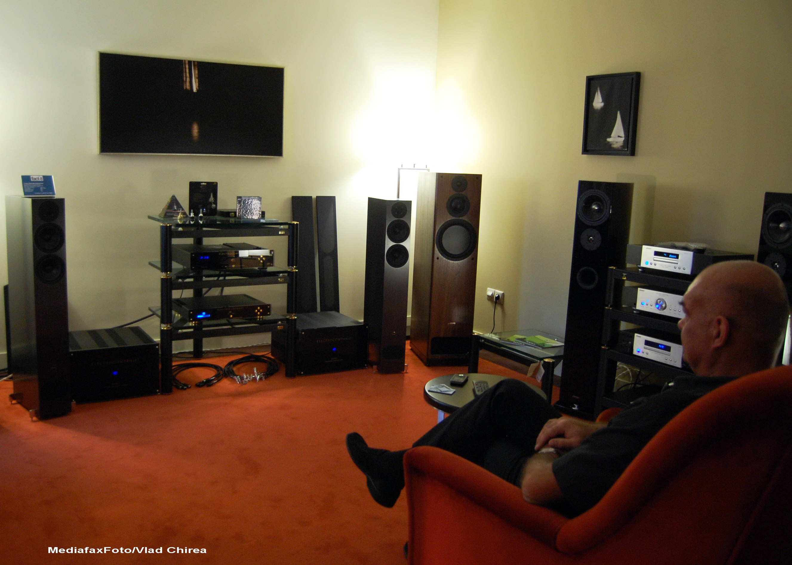 iLikeIT: Daca e prea frig sa mergi la cinema, poti sa-ti construiesti propriul cinematograf acasa