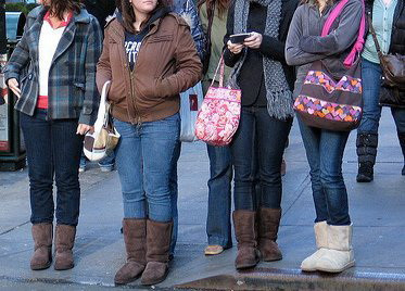 Directorul unei scolii le-a facut pe toate elevele sa planga. Ce le-a interzis sa poarte la ore