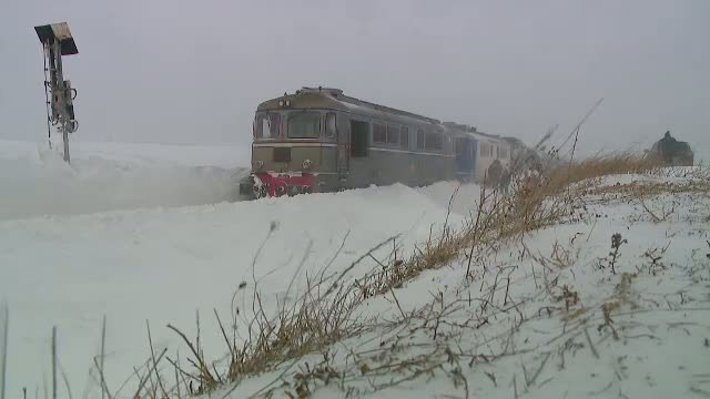 Un tren a ramas blocat in camp, din cauza viscolului. Pasagerii au stat in frig doua ore