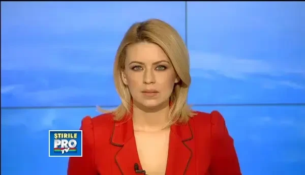 Peisaj glaciar la malul marii. Ambarcatiunile aflate in port s-au transformat in blocuri de gheata