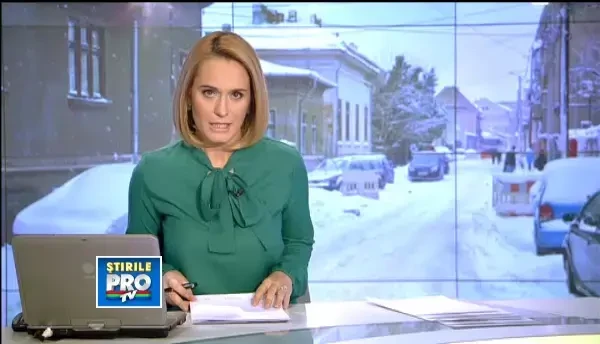 "Nu calcati, va rupeti gatul!" Solutia bucurestenilor ca sa nu curete gheata de pe trotuare