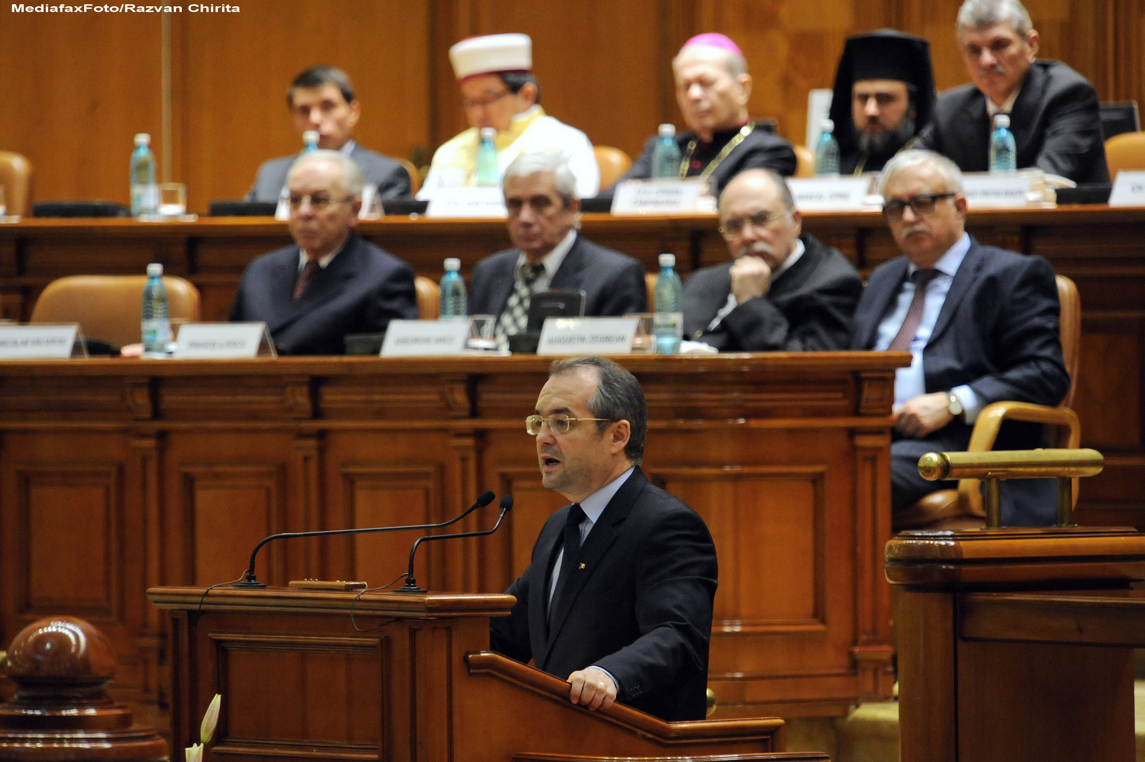 Emil Boc: Greva parlamentara a opozitiei este imatura si iresponsabila, se comporta ca la gradinita