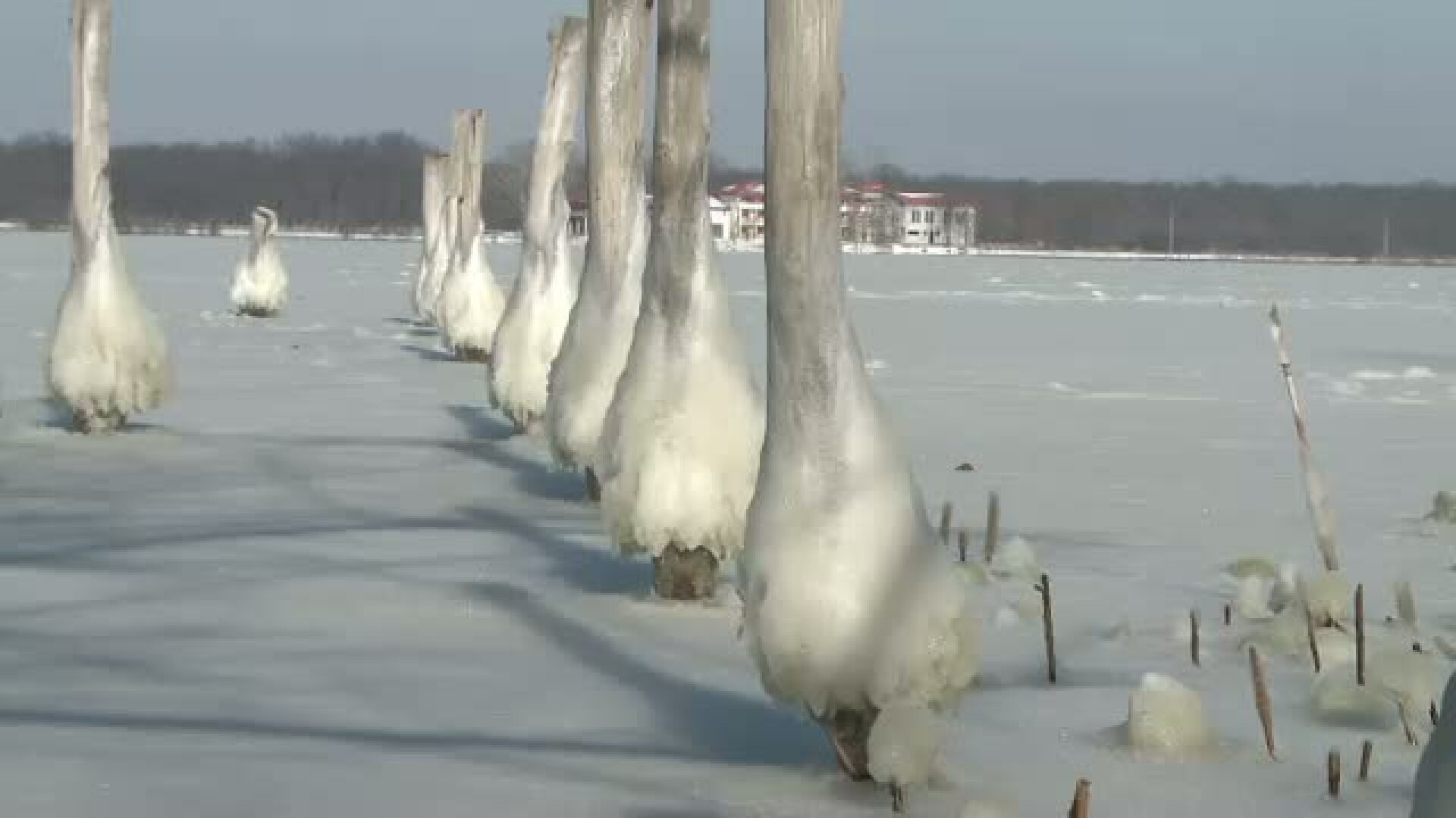 Imaginile unui fenomen extrem de rar in Romania. Cum arata lacul care n-ar fi trebuit sa inghete