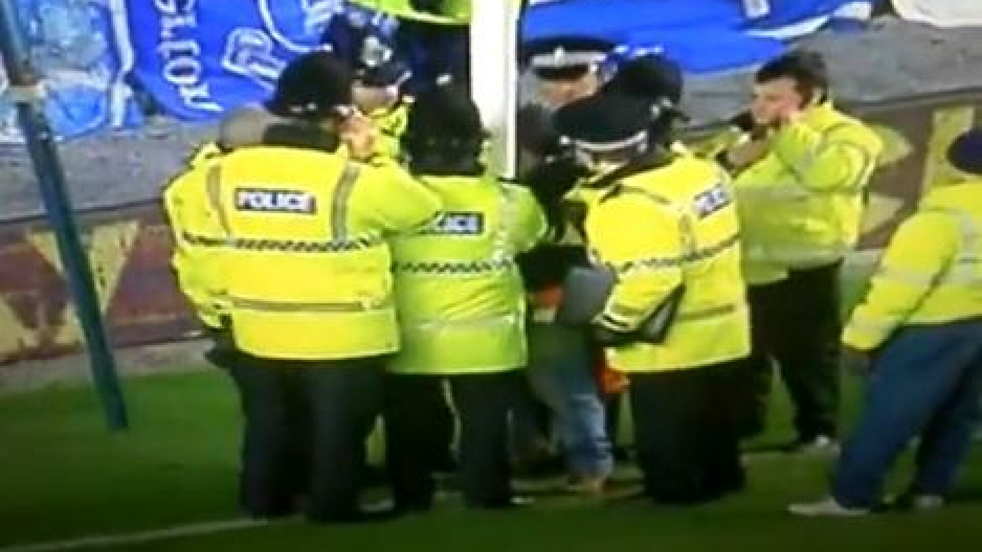 Cea mai inedita scena de pe un teren de fotbal din acest an. VIDEO