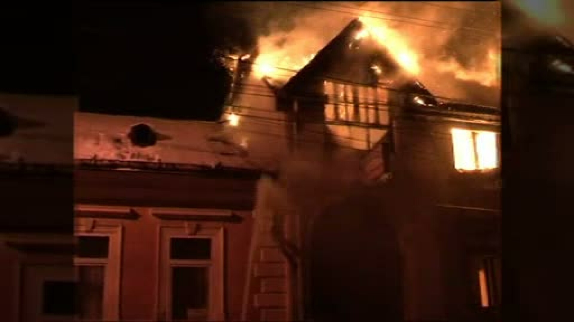 Flacari, aseara, la marginea orasului Deva. O pensiune cu restaurant la parter a luat foc