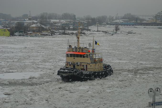 Cosmar pe Dunare pentru 50 de oameni. Bacul in care erau a trebuit sa fie recuperat dintre gheturi