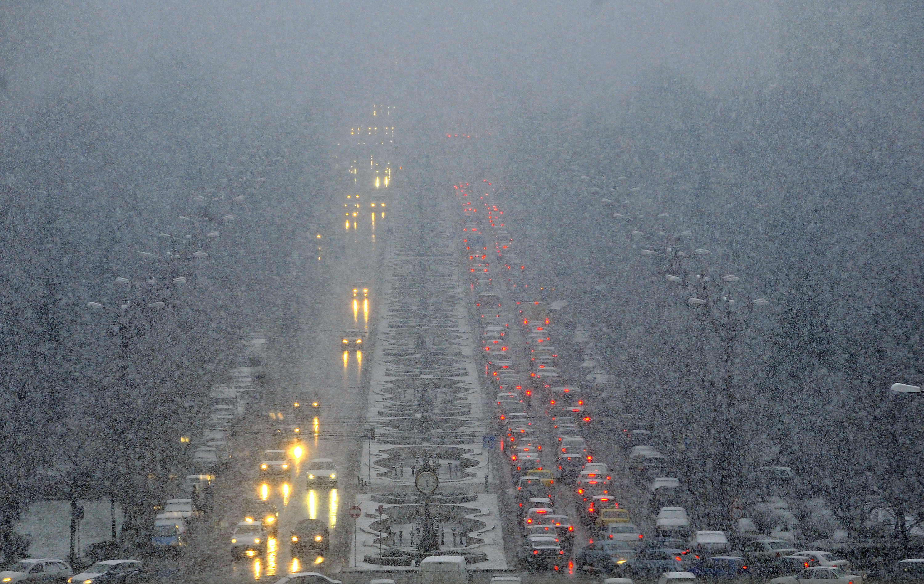 Corespondenta Ovidiu Oanta de pe drumul unde zapada e mai inalta ca utilajele. COD GALBEN pana pe 12