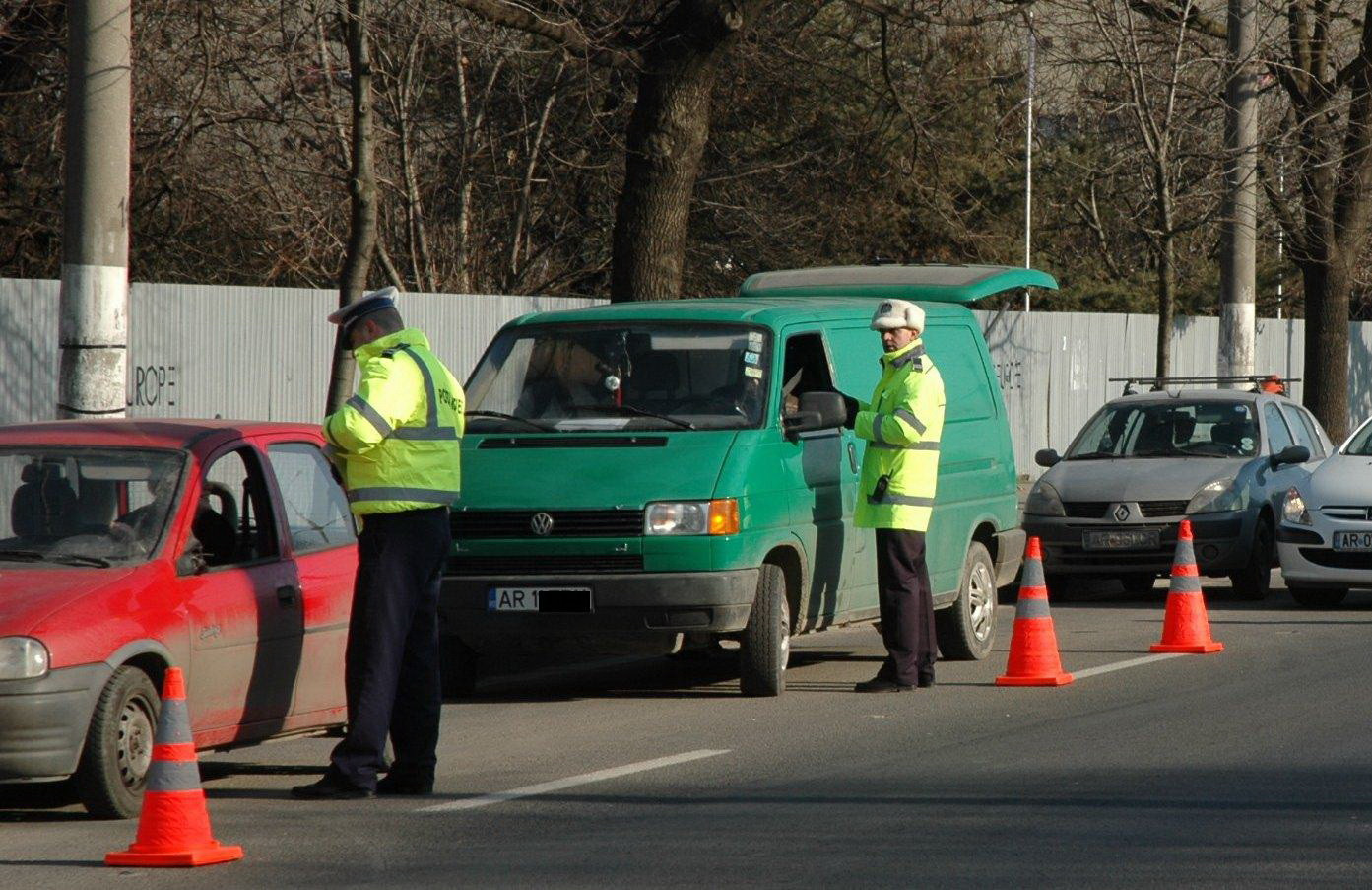 Sofer prins ca a riscat vietile a 14 calatori, pe care i-a inghesuit intr-un microbuz de marfa