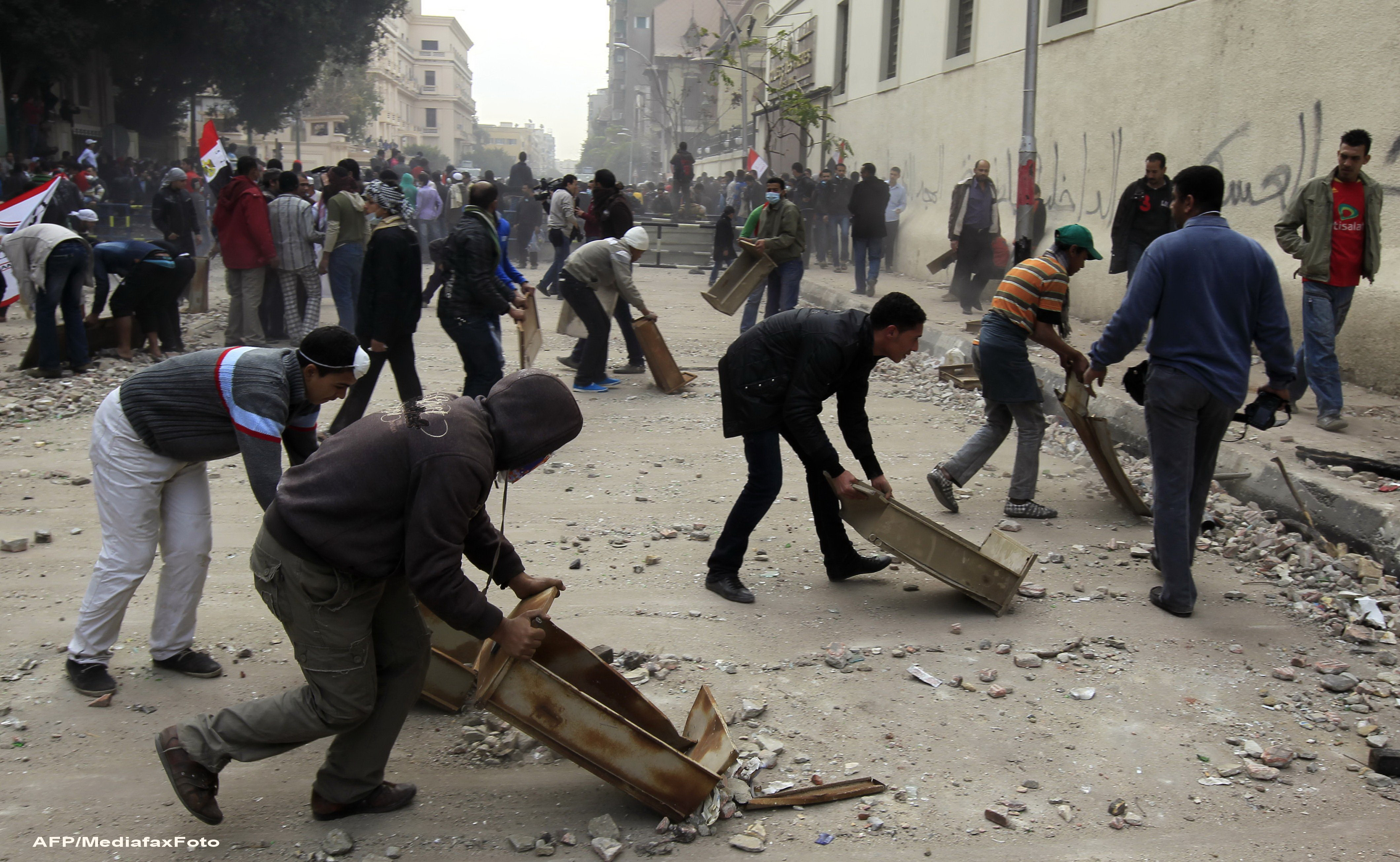 Focuri de arma la Cairo. Politia incearca sa indeparteze manifestantii de zona ambasadei SUA