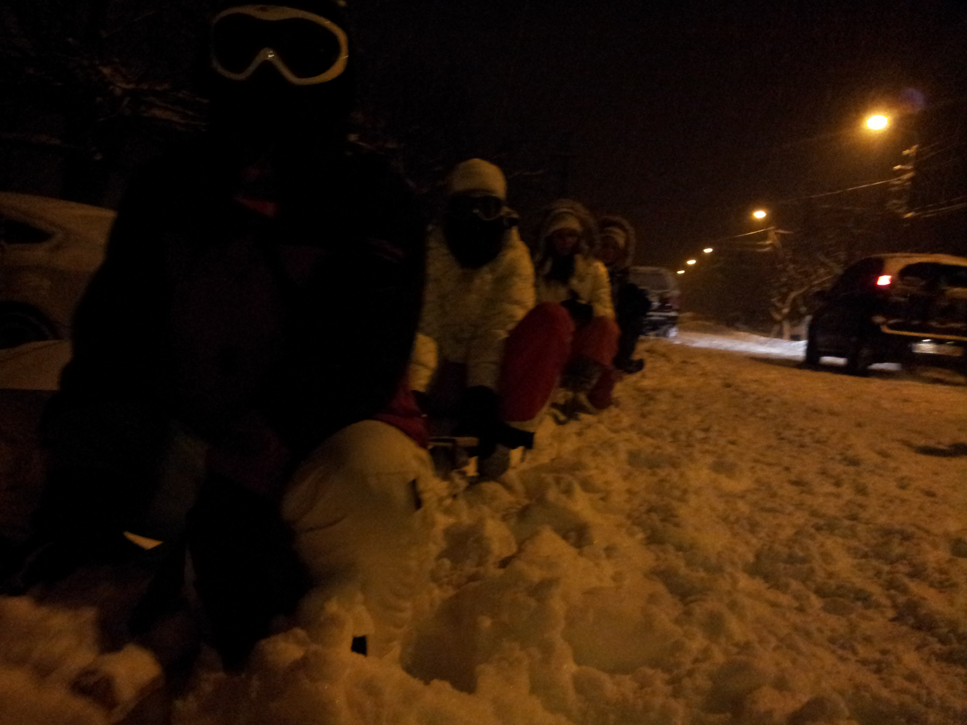 Nametii din ultimele zile nu inseamna doar iad alb. Tinerii care dau cluburile pe o noapte la sanius