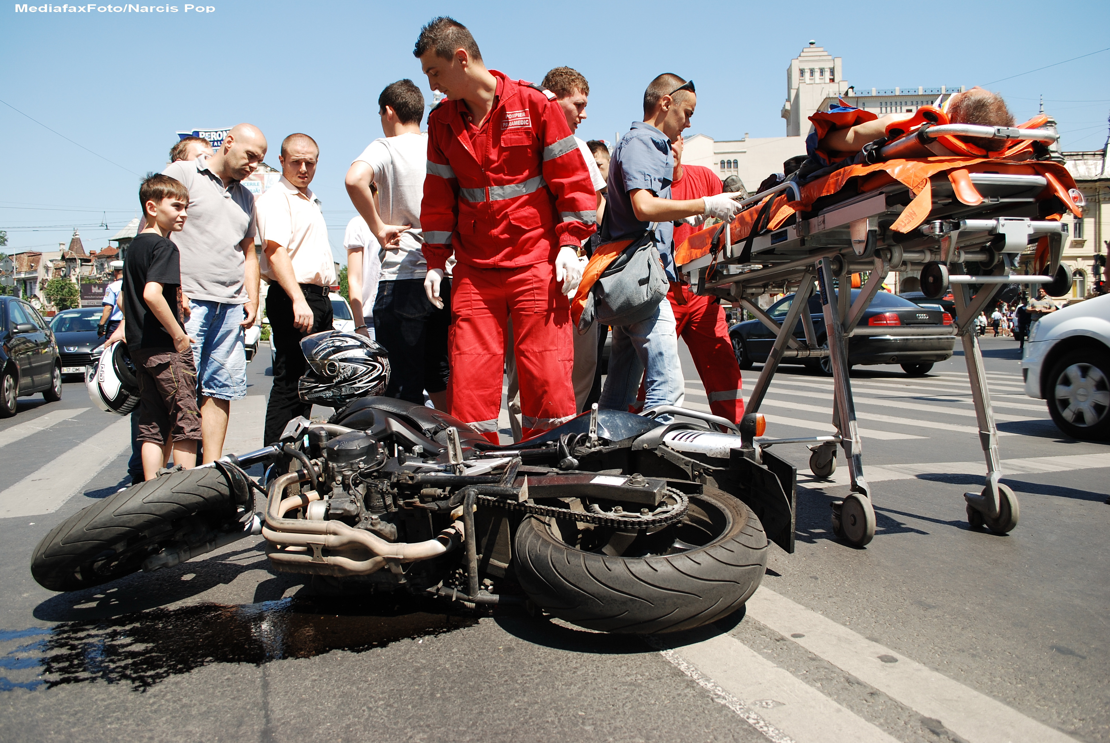 Lectia de prim ajutor. Cum procedam pentru salvarea unui motociclist care a fost accidentat