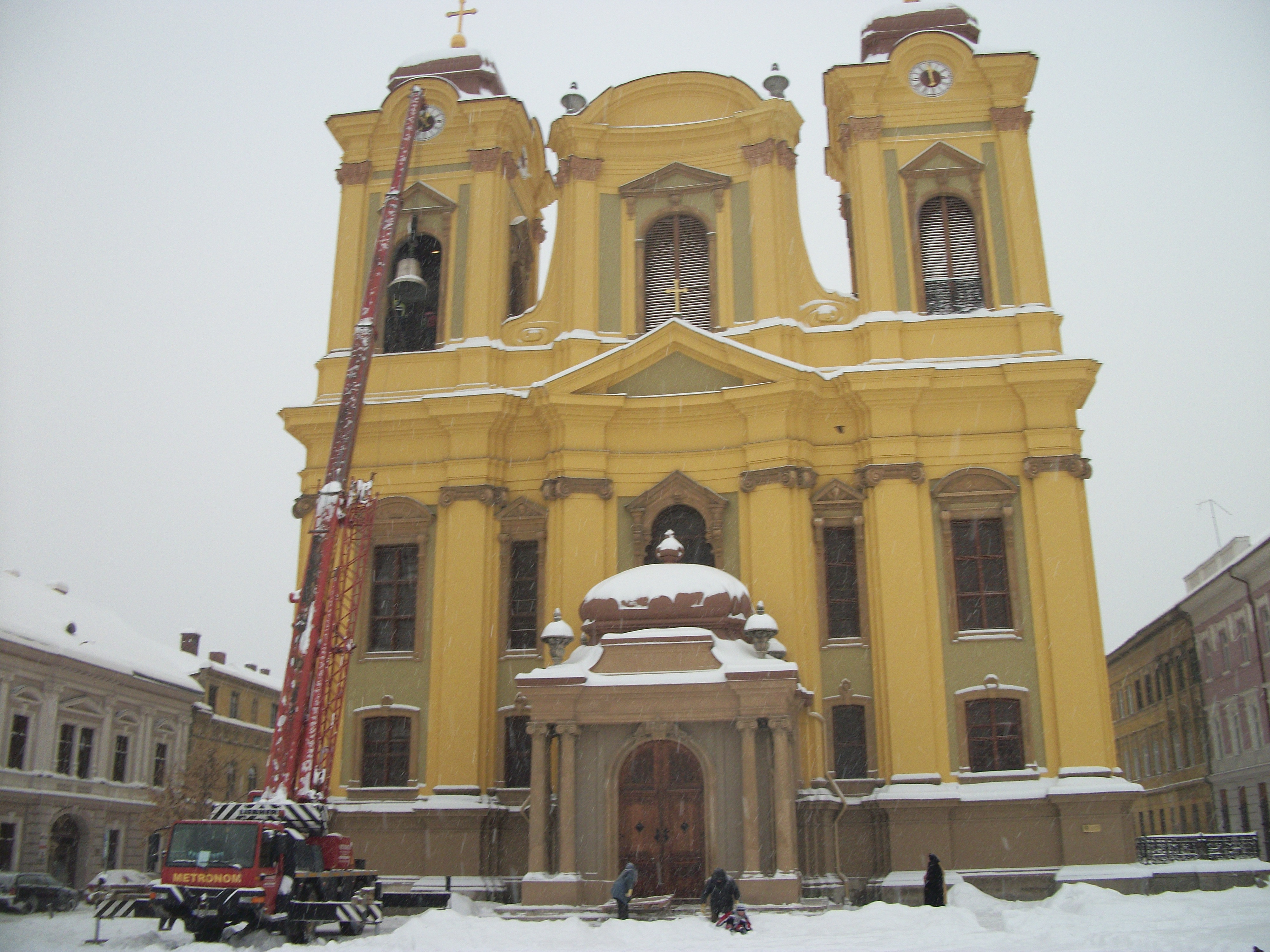 Misiune cu greutate. Clopot de aproape trei tone, urcat in Domul Romano-Catolic din Piata Unirii